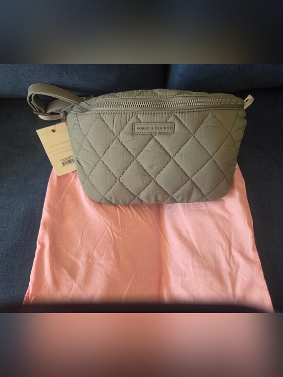 Poppy & Peonies Handbags - Poppy & Peonies Quilted Crossbody Belt Bag in Gray
